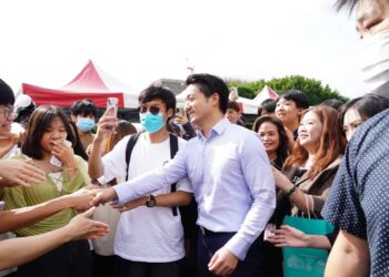 蔣萬安現身中正高中60週年校慶　回憶與女同學曖昧往事