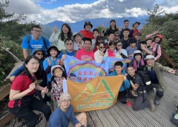 台北啟明學校師生用勇氣挑戰苗栗榛山　用心感受雲海美景