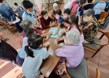 南華大學與港坪國小學生共創 「童齡AI共遊」　啟動跨世代交流