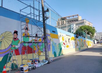 桃園中壢區健行里攜手東興國中後牆彩繪　繪出社區美感與活力