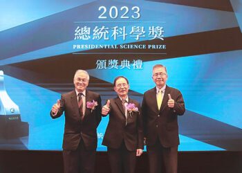 中央大學葉永烜院士與傑出校友李文雄院士榮獲 2023總統科學獎