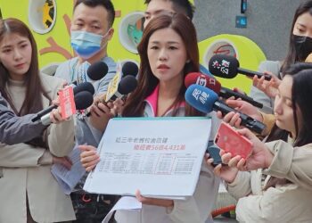 剛落成校舍竟下瓷磚雨、空橋洩春光　洪婉臻轟浪費公帑、漠視校園安全