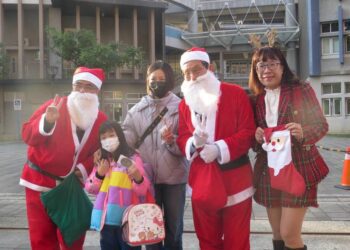 漾新聞|河堤國小的好鄰居 帕莎蒂娜許董扮聖誕老公公校園報佳音分享歡樂