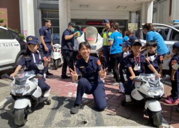 漾新聞|學童搖身一變成「小小Police」開巡邏車騎哈雷機車樂開懷