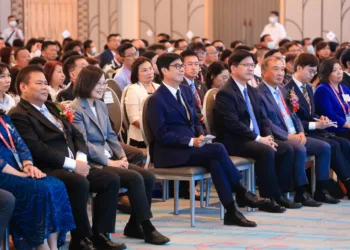 蔡英文與市陳其邁共同表揚房仲業精英「金仲獎」