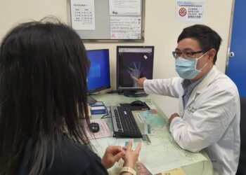 長期使用手機　小心拇指腕掌關節炎找上你