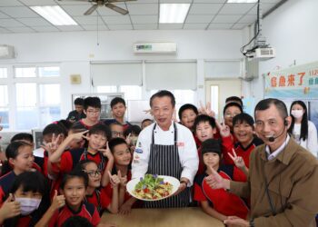 嘉縣推廣食魚教育　翁章梁與學童體驗炸烏魚