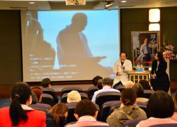 台東馬偕醫院院長王功亮退任前出書　記錄台東10年來的轉變