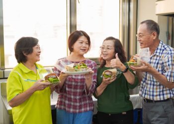 嘉義市衛生局辦「樂齡勇壯作料理」課程　長者體驗美食烹飪樂趣