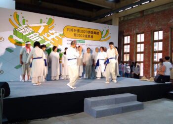 內埔三間屋樂坊團員　台北散策公園，喜不自勝