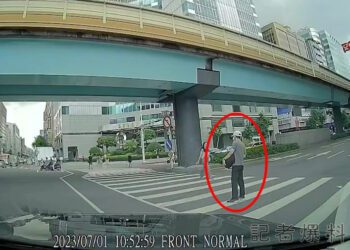 （擋路片）交通新制上路！台北市街頭驚見怪男 疑蓄意站斑馬線卡轉彎車