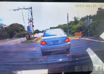 台南柳營惡劣駕駛！ 違規超車”卡平交道惡意減速”還攔車嗆聲