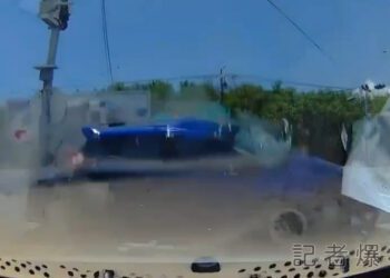 凶猛撞擊！砂石車左轉 直行車挨撞後再撞分隔島父子受傷