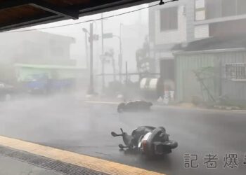 海葵加速狂奔 路倒機車被陣風吹到飄移、綠島滿目瘡痍