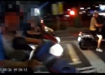 盡情邊騎車邊唱歌！騎士被阿伯罵 一頭霧水直呼「誤會」