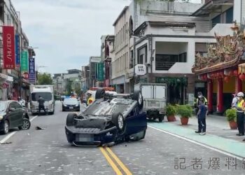宜蘭冬山老街驚險車禍！ 32歲女駕駛疲勞駕駛連撞3車失控翻覆