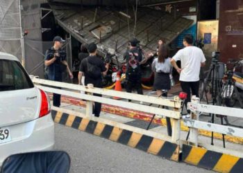 北市重慶北路中醫診所騎樓 天花板崩塌重壓一排機車