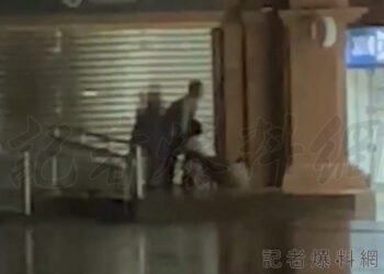 淡水捷運站外打野戰！ 52歲美魔女野外露出”與小男友超連結”