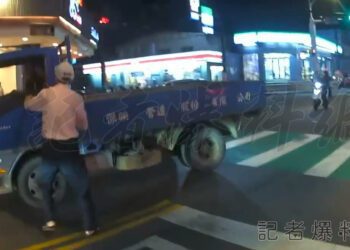 獨家／桃園小貨車路口左轉險撞鐵馬伯當街互嗆 阿伯氣炸怒揍司機