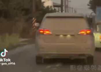 影／防檢舉新招？屏東里港防汛道路驚見「超髒休旅車」 車牌髒到看不見