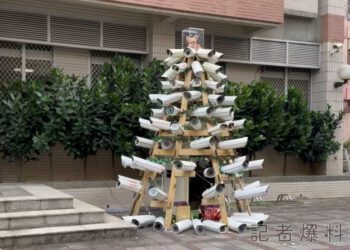 影／台南警創意打造超酷聖誕樹！ 百支報廢監視器化身「科技執法之樹」
