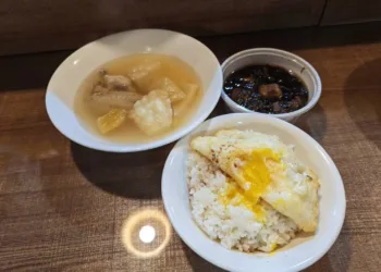 新莊人氣排隊小吃！瓜子肉飯配半熟蛋超下飯 老闆竟是「大飯店主廚」退休