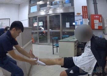 尷尬! 大雨滑倒拖鞋卡在小腿 男同學衝到派出所求救