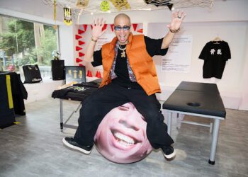 金音饒舌才子呂士軒砸百萬辦專輯快閃展 ØZI站台竟幽默送「假髮」加持