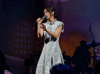 白安入境隨俗選唱王菲經典之作〈執迷不悔〉 注音搭配拼音苦背做筆記