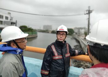 陳其邁視察六龜山區坡地安全並轉往茄萣了解改善海水倒灌方案