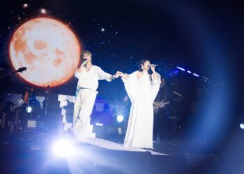 丁噹《夜遊》深圳開唱 鼓鼓驚喜現身 浪漫合唱〈私奔到月球〉