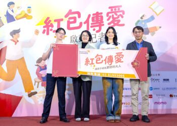 陳庭妮「紅包傳愛」捐出紅包拋磚引玉 走進個案的家 不捨驚呼：「一座橋，兩個世界」