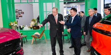 潘基文蒞臨奇瑞集團生態館LEPAS展區,共推綠色出行新未來
