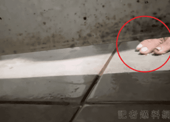 影／新竹內灣老街色狼出沒！女遊客上廁所　竟有清潔工趴地上偷看