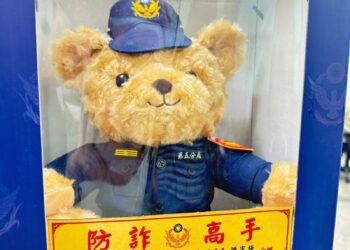 銀行攔詐千萬元 警頒「阻詐熊」行員大讚好可愛