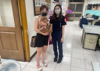 8歲紅貴賓迷路 前鎮暖警助汪星人與主人團圓