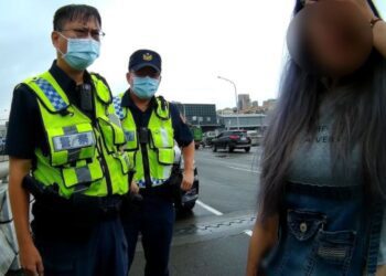 心好累女子橋邊飆淚 警民暖心相伴挺過窒息壓力