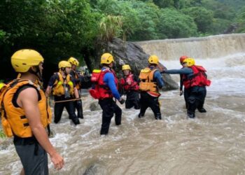 遊客砂婆噹溯溪受困 消防局救援脫困上岸
