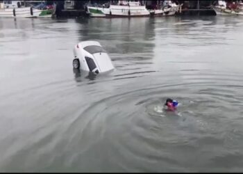 汽車衝落高雄中芸漁港