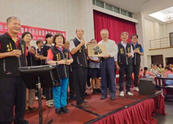 佳里區池安宮平安福宴熱鬧登場，市警局路老師到場 宣導防疫安全。