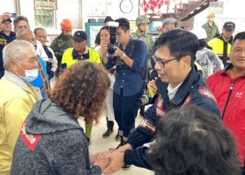 卡努颱風雨彈炸高雄山區 陳其邁市長前往桃源區撒拉阿塢橋、收容中心關心族人朋友