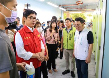 開學在即視察校園登革熱防治 陳其邁籲落實巡倒清刷、結合社區環境大掃蕩