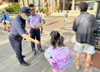 開學囉! 南市警五分局校門迎學童