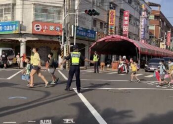 「開學首日，佳里警分局長率隊守護護童安全，獲好評。」