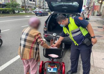 七旬嬤電動車上不了橋 停留派出所前警察覺護送返家