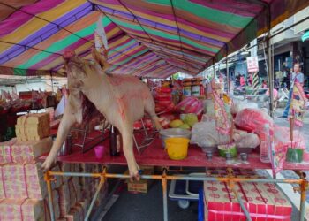 義竹鄉新店村紹徽宮舉辦中元普渡活動，鄉長黃政傑到場參加祭儀及防疫安全宣導。