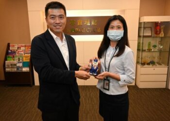 警察大白熊打詐神隊友 攔阻千萬顯神威