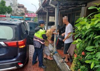 颱風天老婦徘徊警局  暖警溫馨護送返家