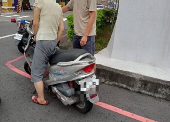 失智婦迷途 熱心交警送返家