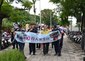 同學們開學囉! 臺南警五分局至成大校園宣導交通安全及反詐欺
